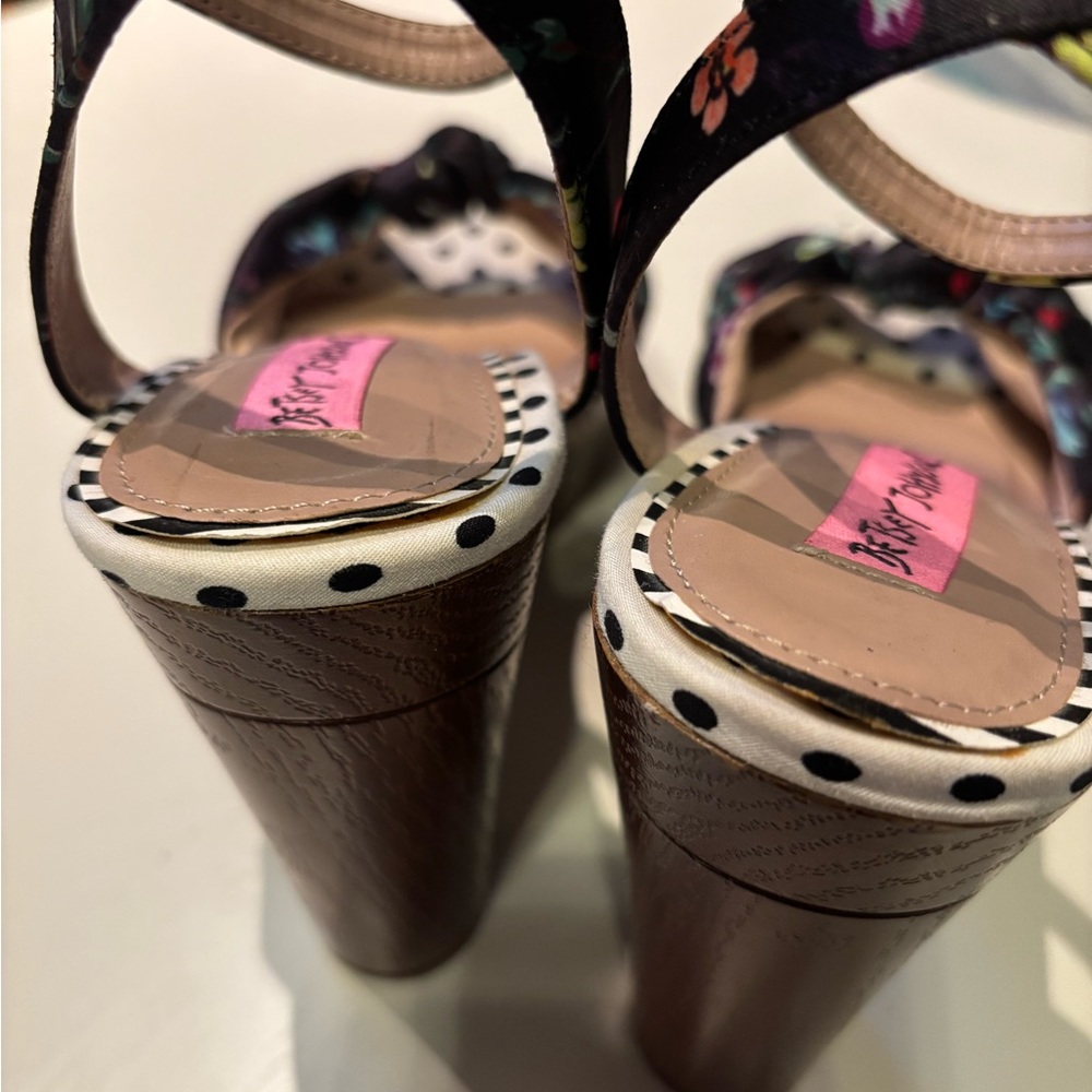 💥SOLD💥
Betsey Johnson pin-up block heels in floral polka dots, study heel - Picture 5 of 8